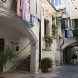 Inserita nell'omonimo palazzo rinascimentale del 1598, si rif� al nome dalla famiglia faentina che nel 1787 acquist� l�edificio precedentemente appartenuto ai Fanelli e ne affid� il restauro a Giuseppe Gimma. Probabilmente a questo secolo appartengono le scalinate e il balcone